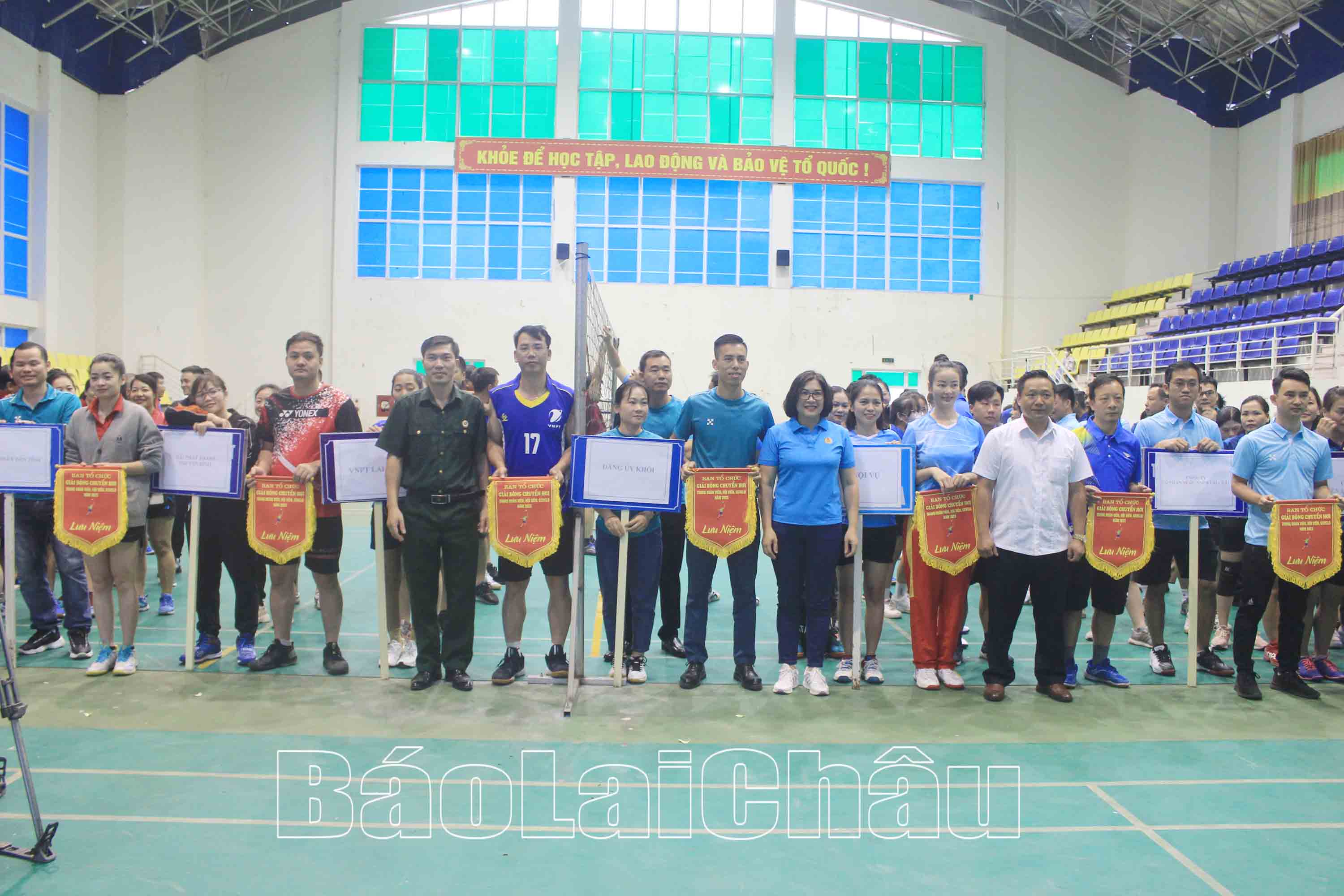 Ban Tổ chức trao cờ lưu niệm cho các đội về tham gia giải